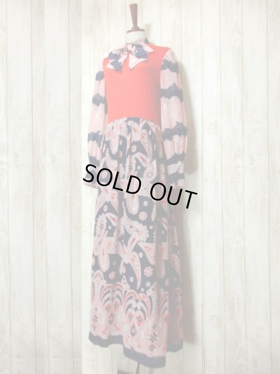 画像7: ペイズリーモチーフ 首元リボンタイ レッド ネイビー 長袖 レトロ ヨーロッパ古着 ヴィンテージマキシ丈ドレス 【4944】  (7)