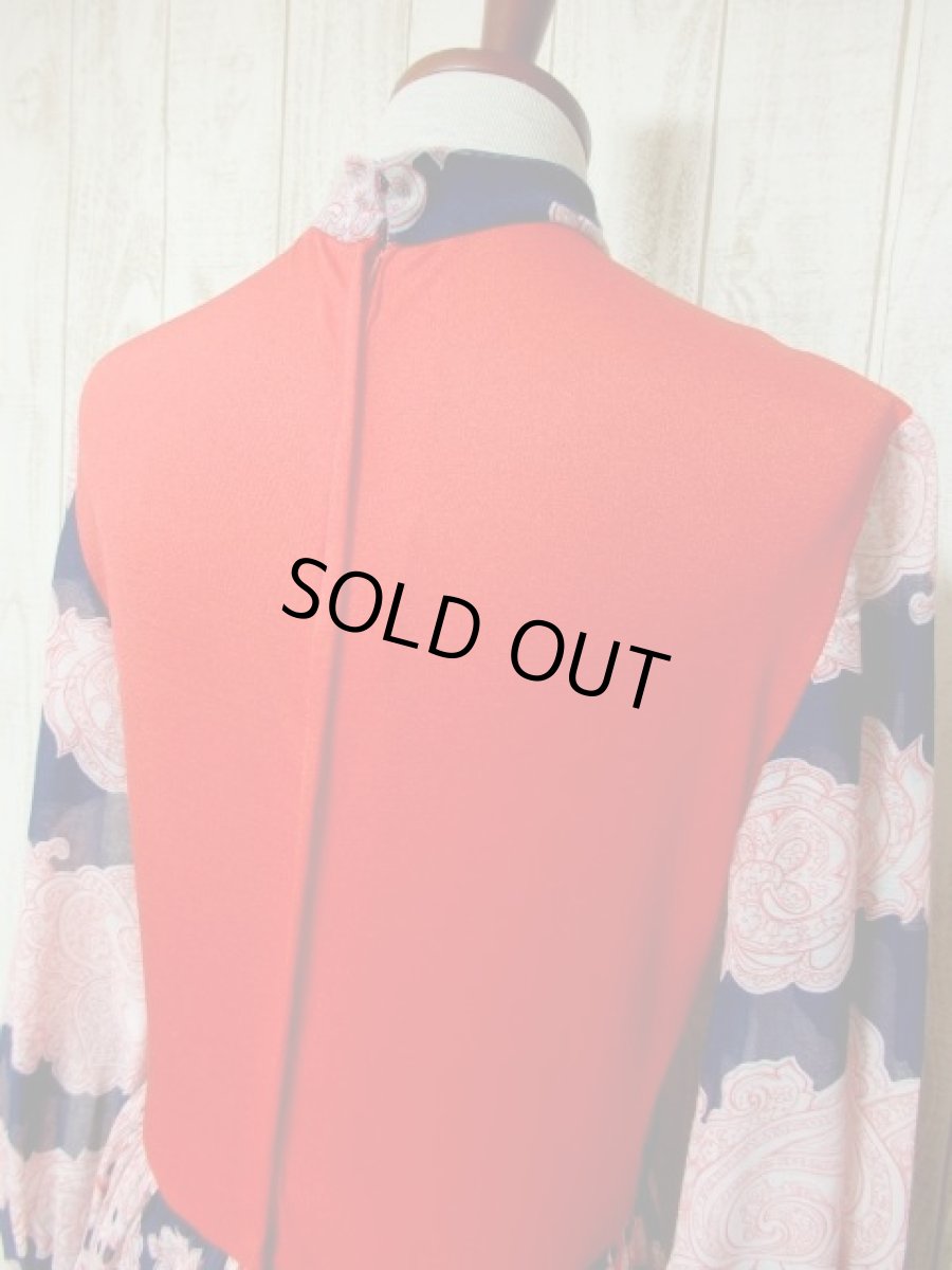 画像6: ペイズリーモチーフ 首元リボンタイ レッド ネイビー 長袖 レトロ ヨーロッパ古着 ヴィンテージマキシ丈ドレス 【4944】  (6)