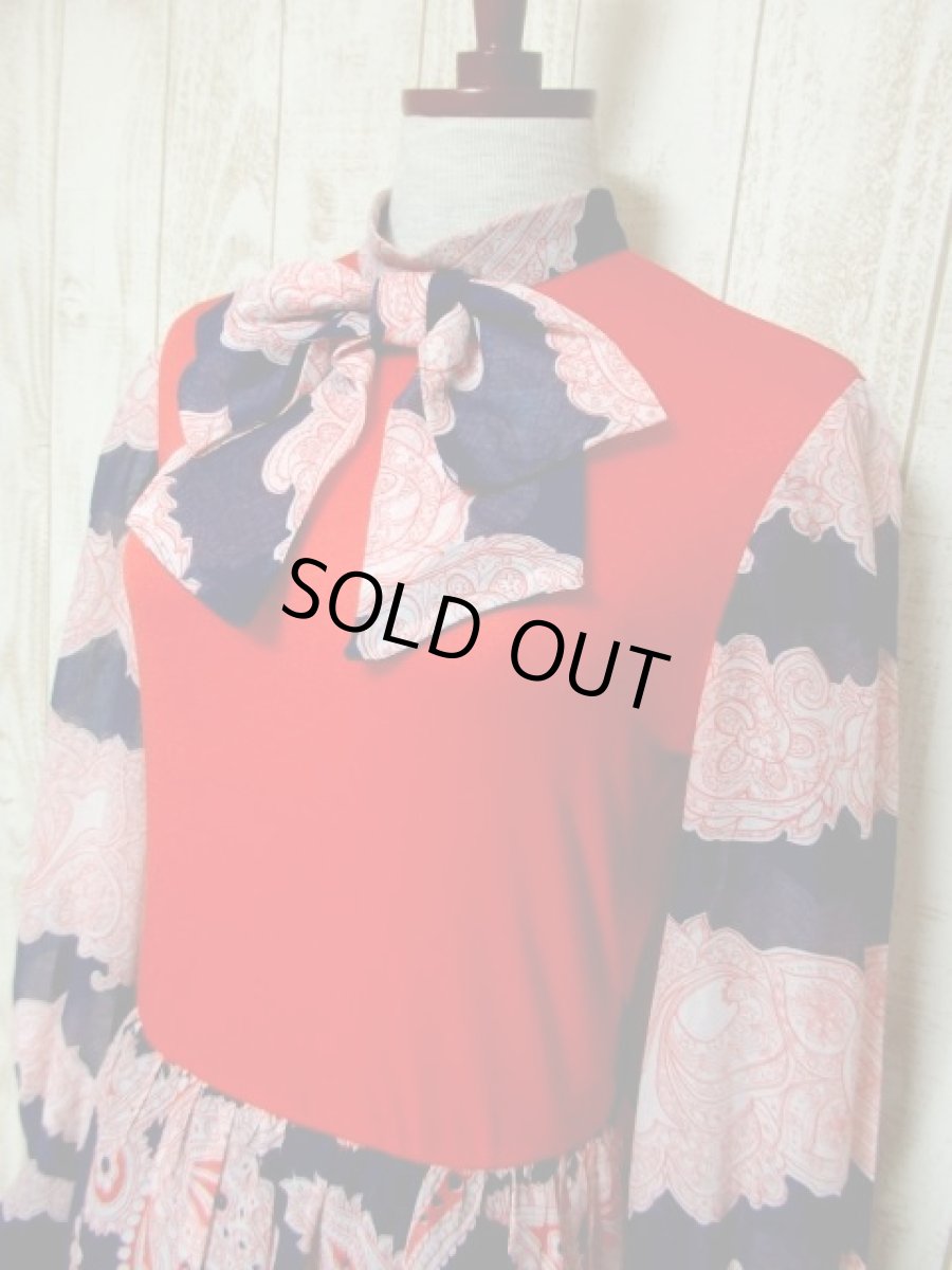 画像8: ペイズリーモチーフ 首元リボンタイ レッド ネイビー 長袖 レトロ ヨーロッパ古着 ヴィンテージマキシ丈ドレス 【4944】  (8)