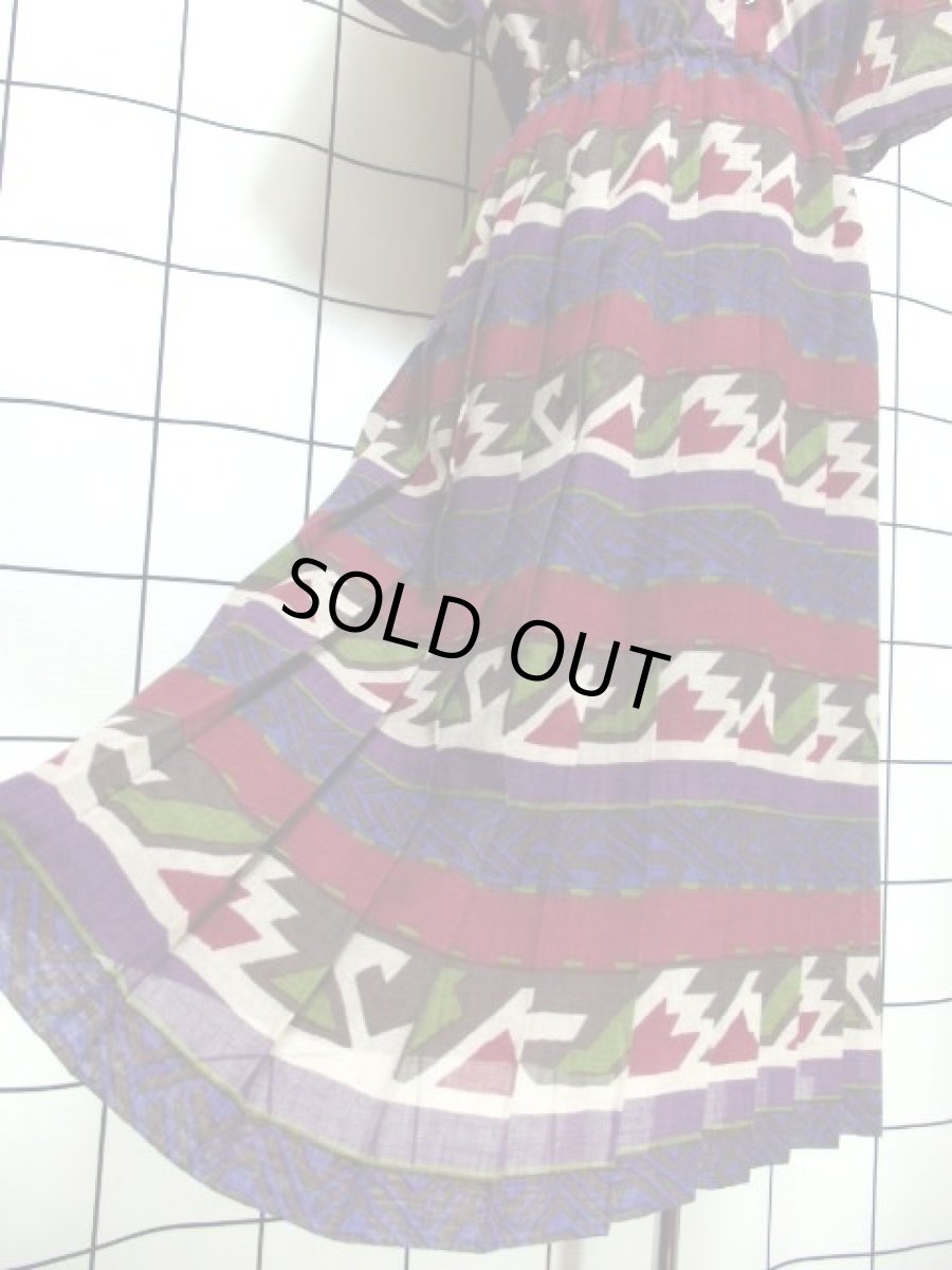 画像13: 幾何学調プリント 70年代 プリーツ 落ち着いたカラーリング 半袖 昭和レトロ 国産古着 レトロワンピース 【6832】 (13)