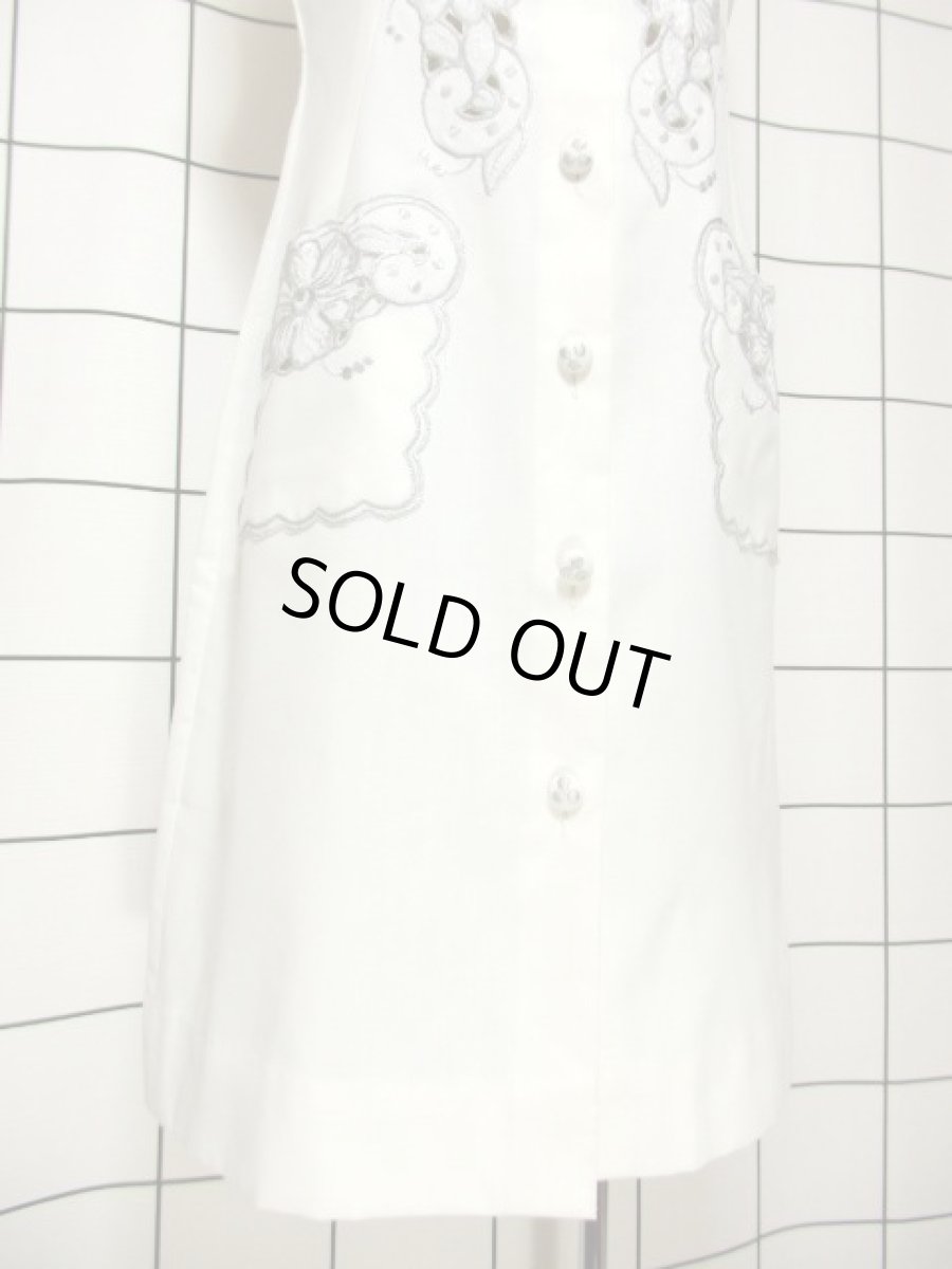 画像13: スペイン製 お花刺繍 カットワークデザイン ホワイト 白 前開き クラシカル レトロ ノースリーブ ヨーロッパ古着 ヴィンテージワンピース 【6028】 (13)