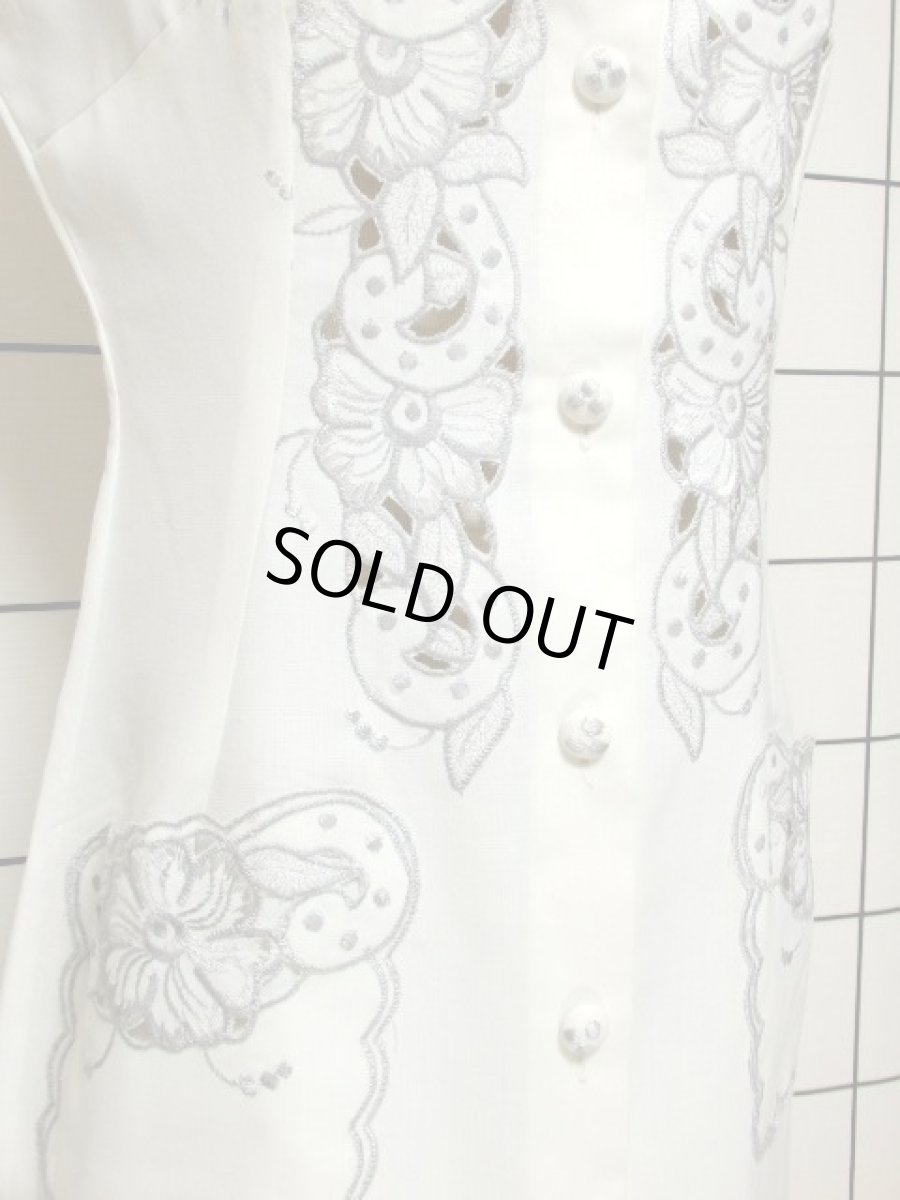 画像11: スペイン製 お花刺繍 カットワークデザイン ホワイト 白 前開き クラシカル レトロ ノースリーブ ヨーロッパ古着 ヴィンテージワンピース 【6028】 (11)