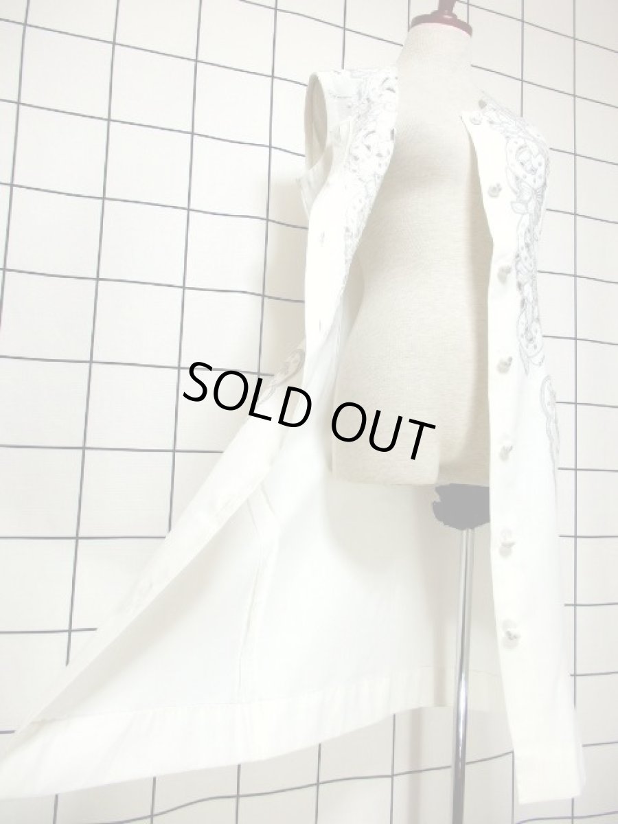 画像14: スペイン製 お花刺繍 カットワークデザイン ホワイト 白 前開き クラシカル レトロ ノースリーブ ヨーロッパ古着 ヴィンテージワンピース 【6028】 (14)