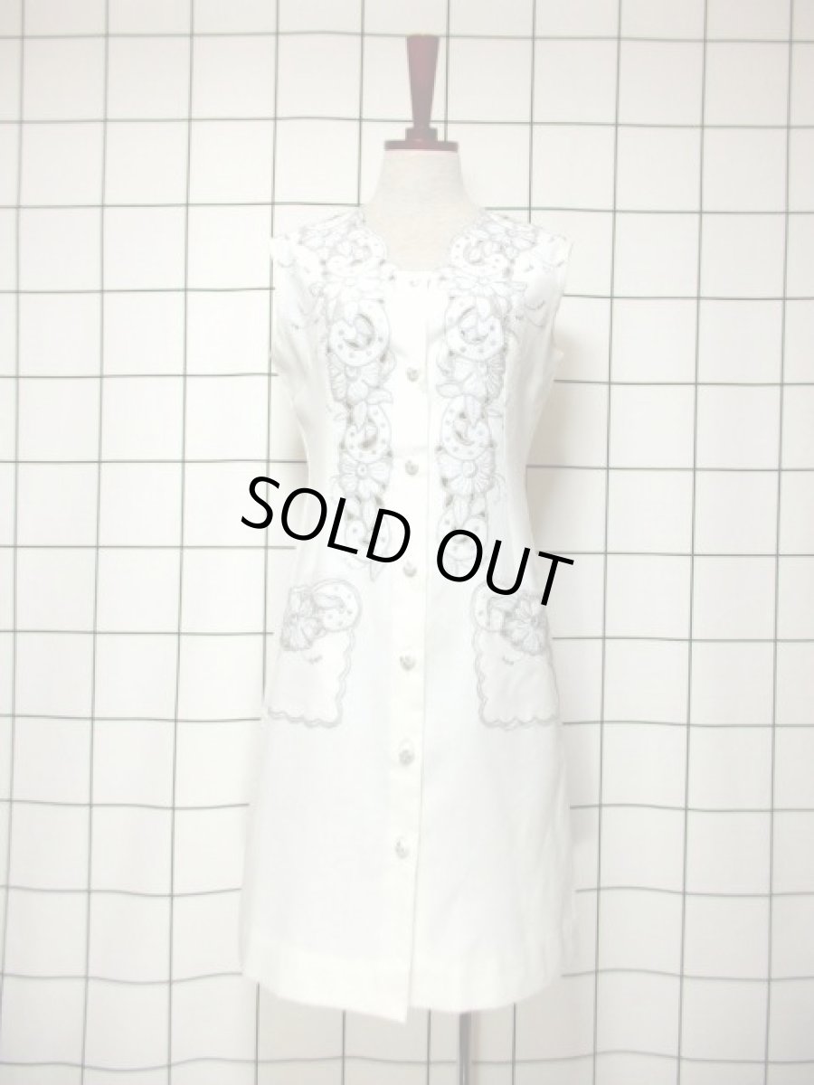 画像2: スペイン製 お花刺繍 カットワークデザイン ホワイト 白 前開き クラシカル レトロ ノースリーブ ヨーロッパ古着 ヴィンテージワンピース 【6028】 (2)