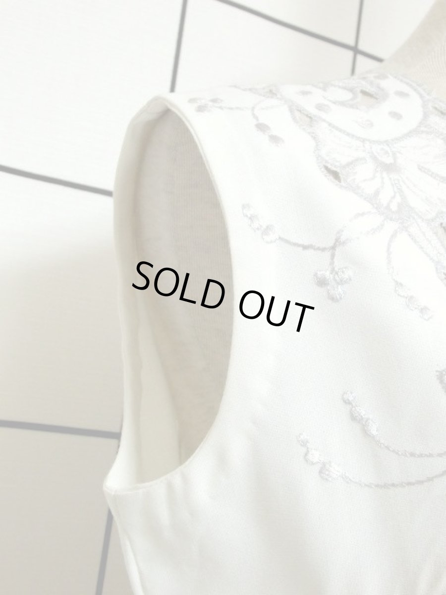 画像4: スペイン製 お花刺繍 カットワークデザイン ホワイト 白 前開き クラシカル レトロ ノースリーブ ヨーロッパ古着 ヴィンテージワンピース 【6028】 (4)