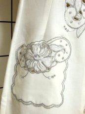 画像12: スペイン製 お花刺繍 カットワークデザイン ホワイト 白 前開き クラシカル レトロ ノースリーブ ヨーロッパ古着 ヴィンテージワンピース 【6028】 (12)