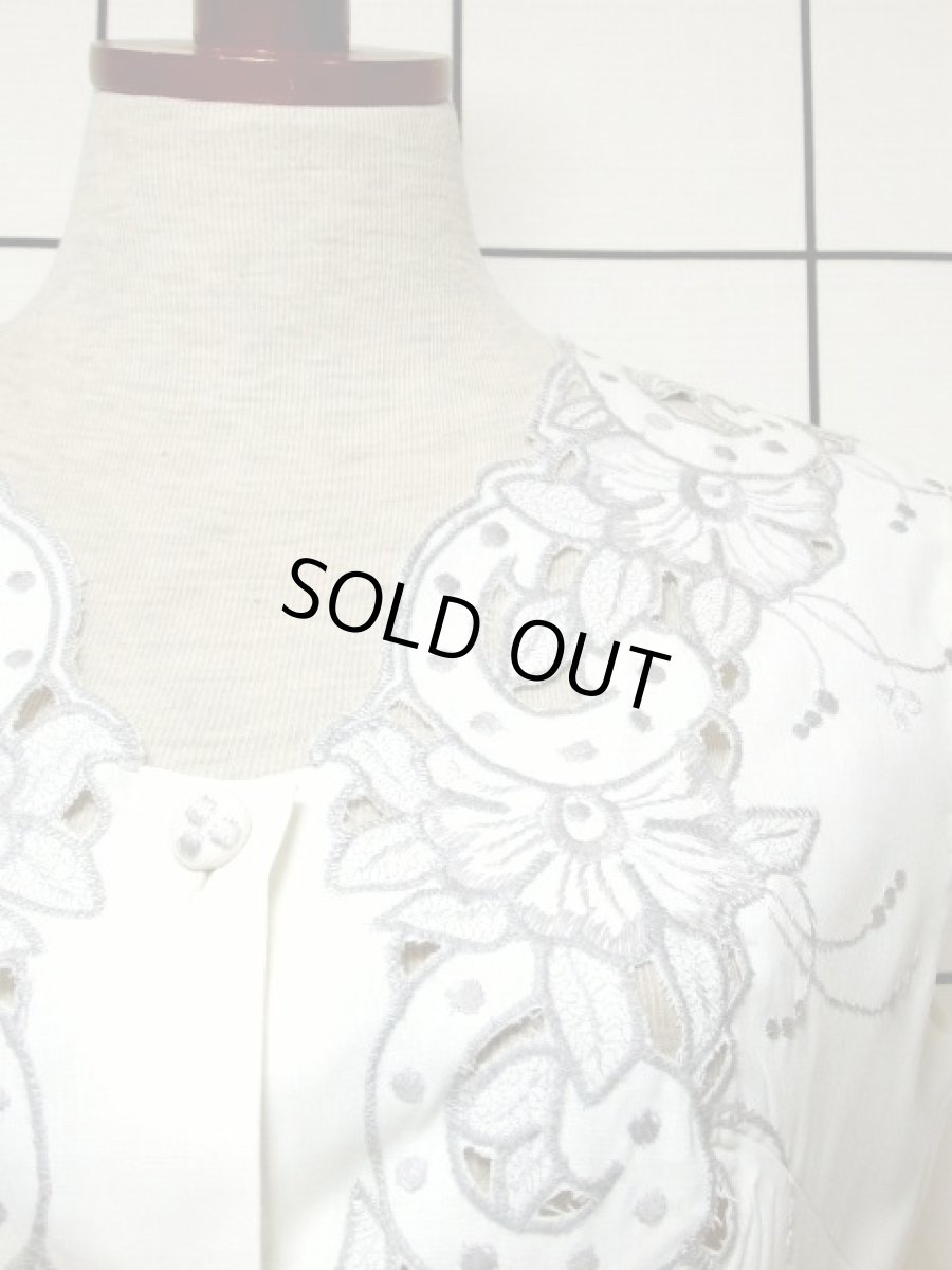 画像10: スペイン製 お花刺繍 カットワークデザイン ホワイト 白 前開き クラシカル レトロ ノースリーブ ヨーロッパ古着 ヴィンテージワンピース 【6028】 (10)