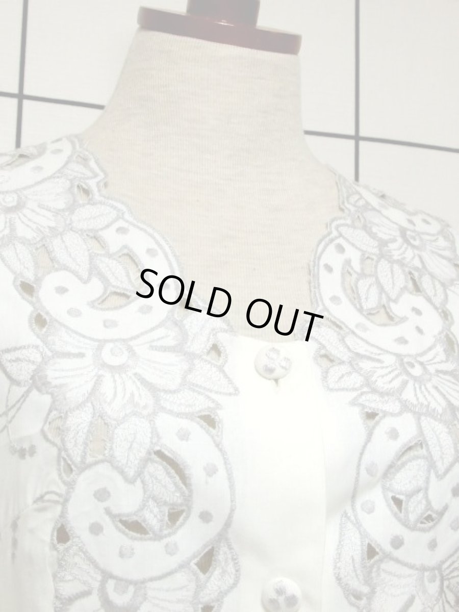 画像3: スペイン製 お花刺繍 カットワークデザイン ホワイト 白 前開き クラシカル レトロ ノースリーブ ヨーロッパ古着 ヴィンテージワンピース 【6028】 (3)