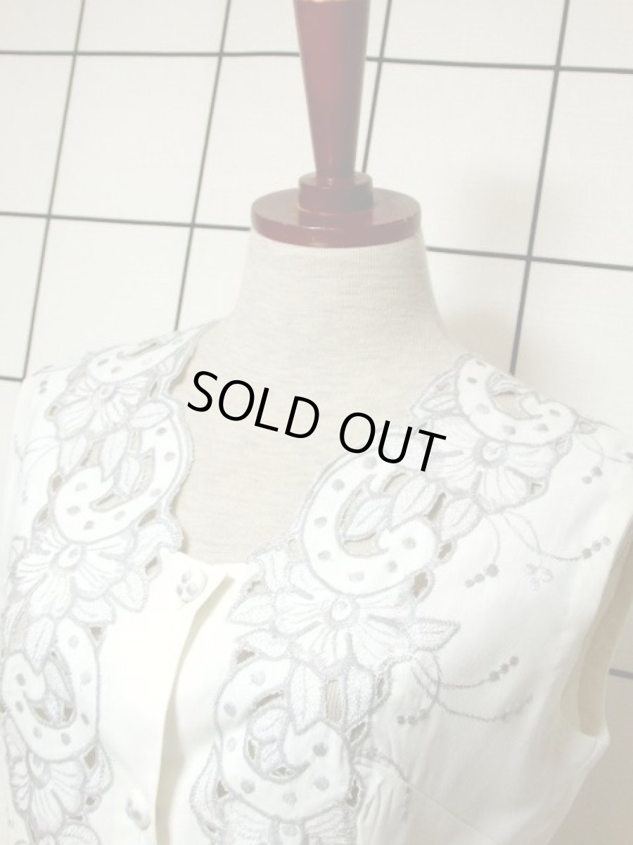 画像9: スペイン製 お花刺繍 カットワークデザイン ホワイト 白 前開き クラシカル レトロ ノースリーブ ヨーロッパ古着 ヴィンテージワンピース 【6028】 (9)