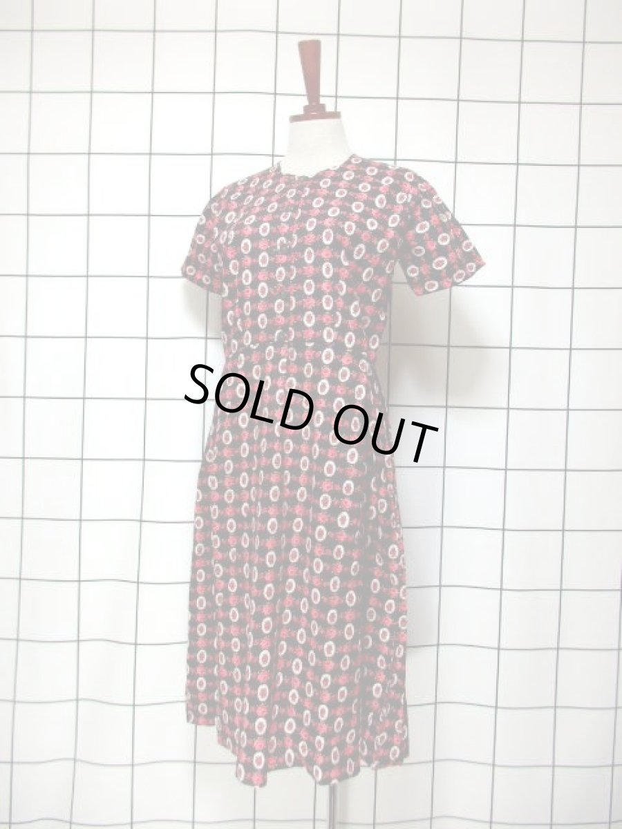 画像2: 70's 花柄 ブラック 半袖 レトロ ガーリー ヨーロッパ古着 ヴィンテージドレス【5961】 (2)