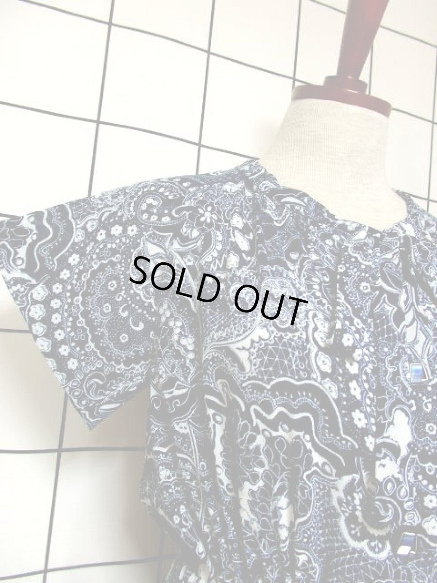 画像4: スカーフプリント ネイビー ホワイト 首元リボン 70年代 ウエストゴム 半袖 昭和レトロ 国産古着 レトロワンピース 【6864】 (4)