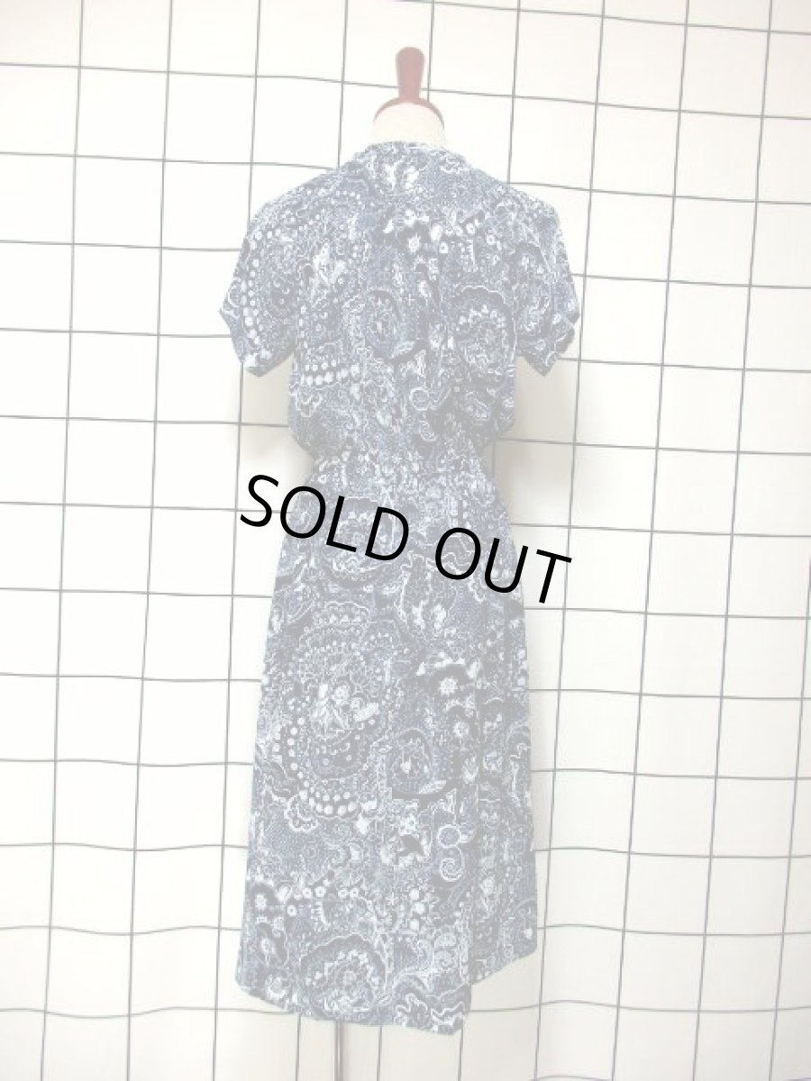 画像5: スカーフプリント ネイビー ホワイト 首元リボン 70年代 ウエストゴム 半袖 昭和レトロ 国産古着 レトロワンピース 【6864】 (5)