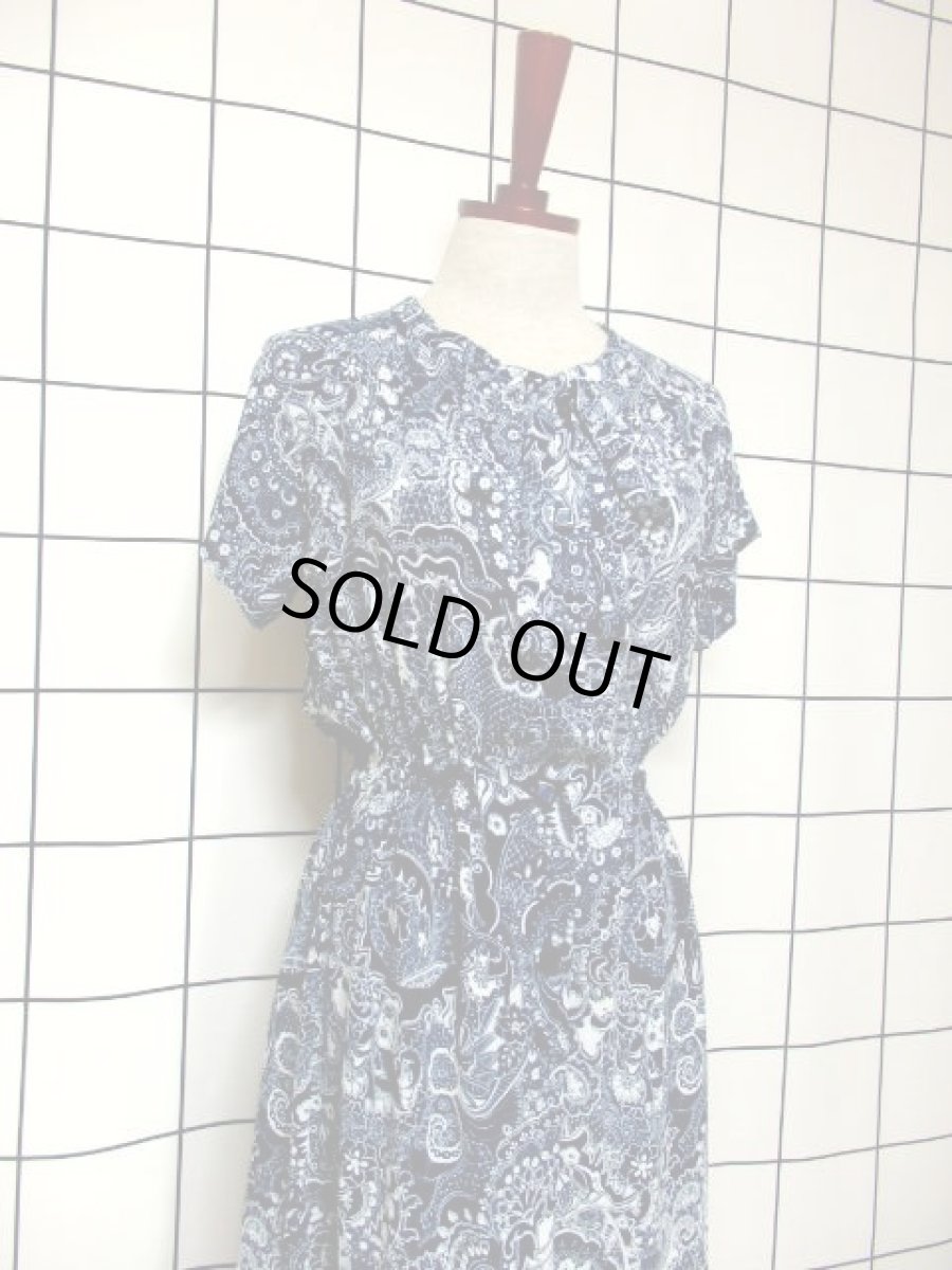 画像7: スカーフプリント ネイビー ホワイト 首元リボン 70年代 ウエストゴム 半袖 昭和レトロ 国産古着 レトロワンピース 【6864】 (7)