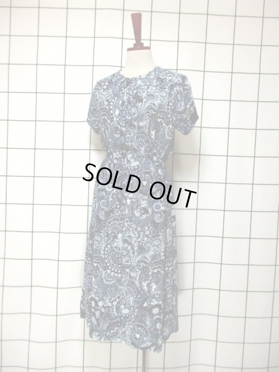 画像2: スカーフプリント ネイビー ホワイト 首元リボン 70年代 ウエストゴム 半袖 昭和レトロ 国産古着 レトロワンピース 【6864】 (2)