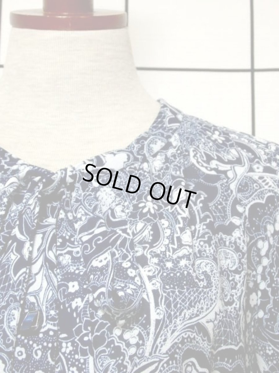 画像9: スカーフプリント ネイビー ホワイト 首元リボン 70年代 ウエストゴム 半袖 昭和レトロ 国産古着 レトロワンピース 【6864】 (9)