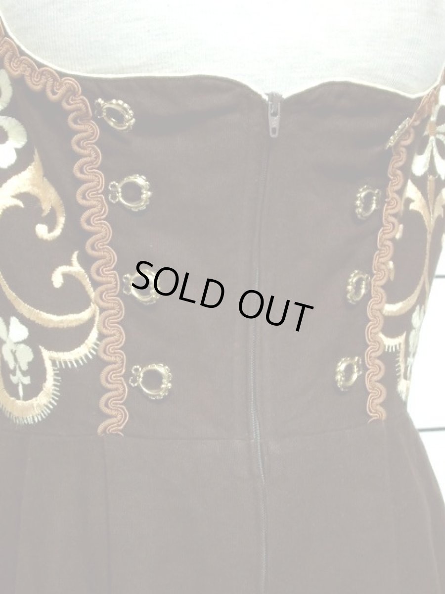 画像4: RoseDirndl AUSBAYERN 刺繍 ブラウン フロントジッパー ノースリーブ クラシカル ディアンドル チロルワンピース ドイツ民族衣装 舞台 演奏会 フォークダンス オクトーバーフェスト 【6896】 (4)