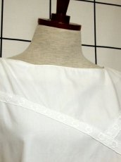 画像3: ホワイト 刺繍 ノースリーブ ナチュラルガーリー ヨーロッパ古着 ヴィンテージブラウス【6888】 (3)