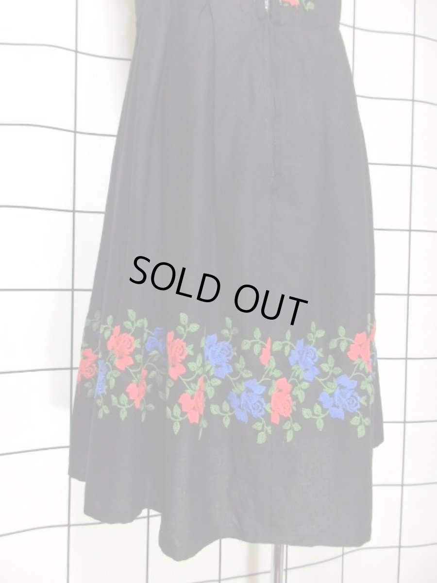 画像9: 花刺繍 ブラック フロントジッパー ノースリーブ クラシカル ディアンドル チロルドレス ドイツ民族衣装 舞台 演奏会 フォークダンス オクトーバーフェスト 【6919】 (9)