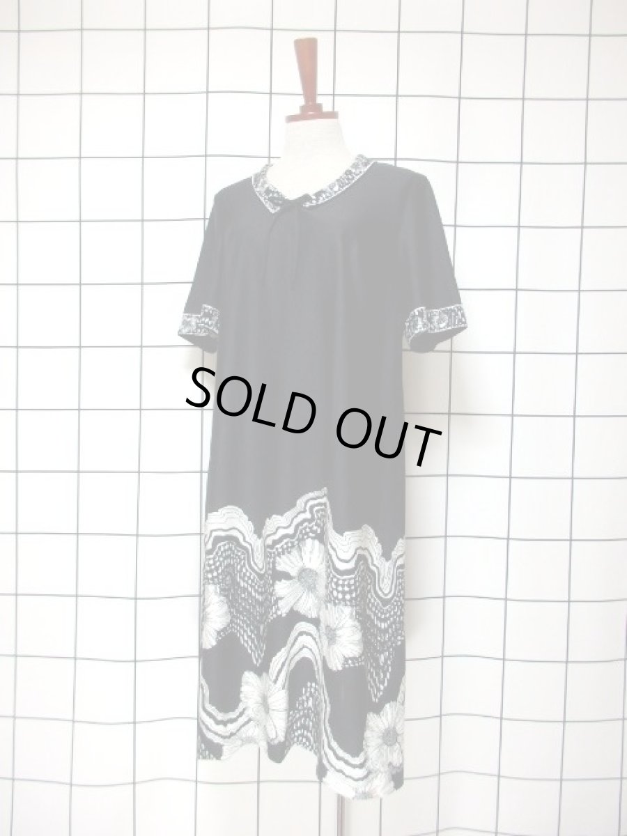 画像2: 70年代 レトロモダン 花柄 ブラック ホワイト 個性的 首元リボン レトロ 半袖 ヨーロッパ古着 ヴィンテージドレス【5901】 (2)