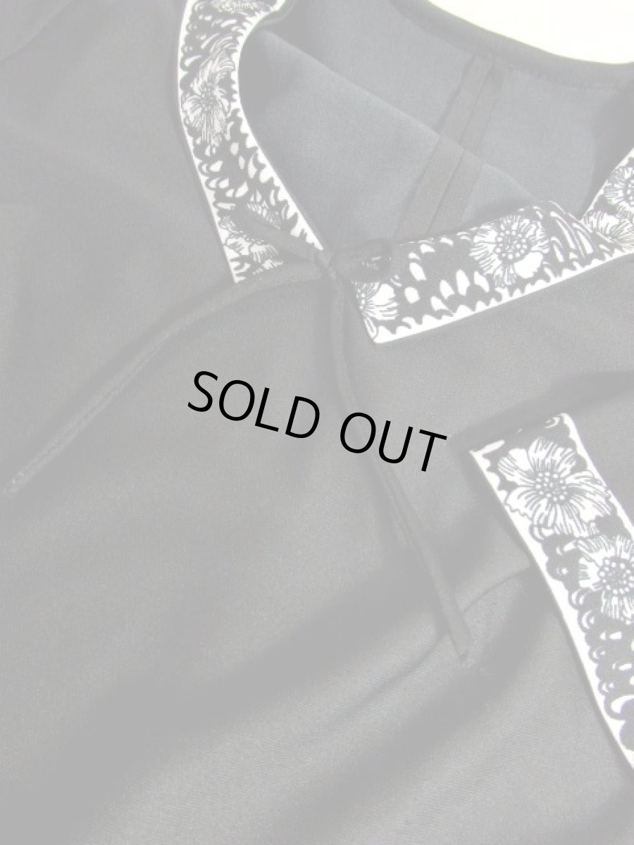 画像13: 70年代 レトロモダン 花柄 ブラック ホワイト 個性的 首元リボン レトロ 半袖 ヨーロッパ古着 ヴィンテージドレス【5901】 (13)