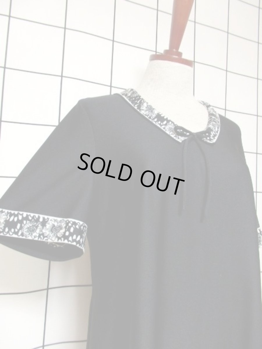 画像4: 70年代 レトロモダン 花柄 ブラック ホワイト 個性的 首元リボン レトロ 半袖 ヨーロッパ古着 ヴィンテージドレス【5901】 (4)