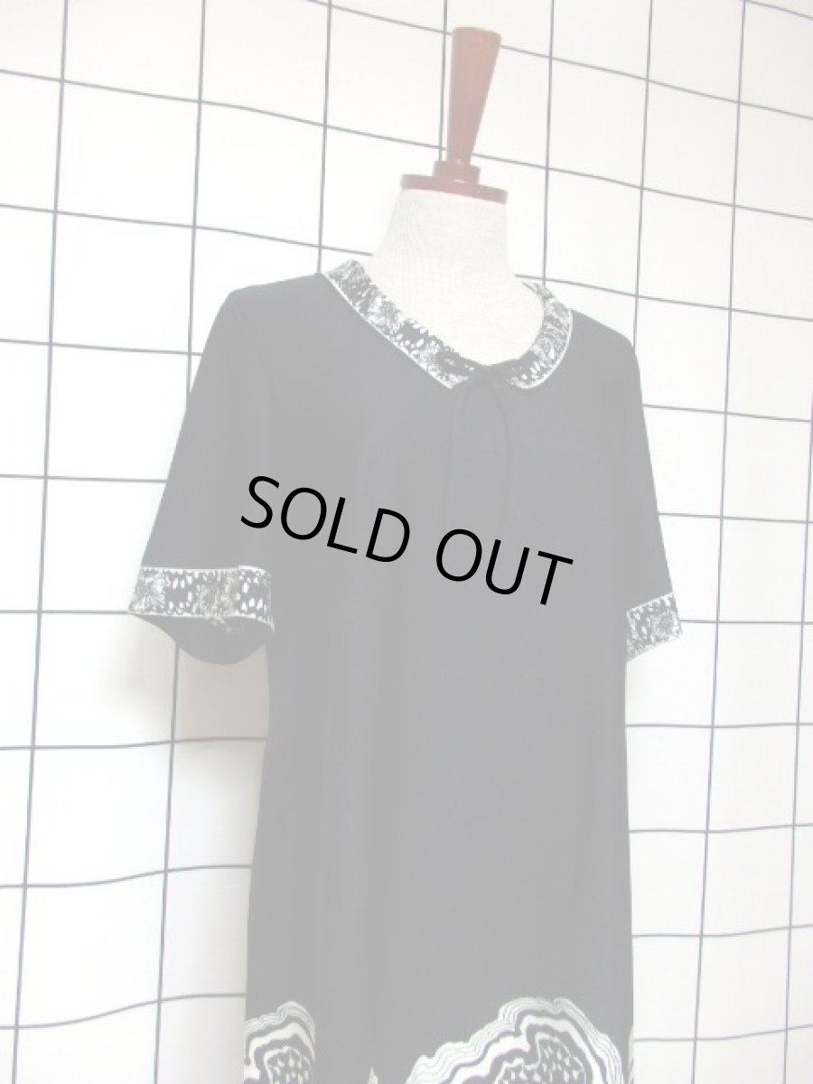 画像6: 70年代 レトロモダン 花柄 ブラック ホワイト 個性的 首元リボン レトロ 半袖 ヨーロッパ古着 ヴィンテージドレス【5901】 (6)