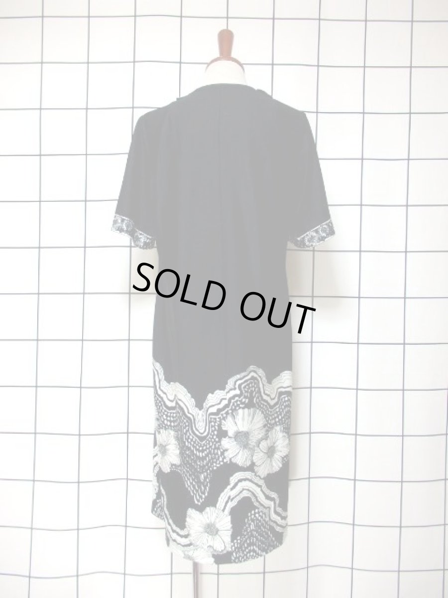 画像5: 70年代 レトロモダン 花柄 ブラック ホワイト 個性的 首元リボン レトロ 半袖 ヨーロッパ古着 ヴィンテージドレス【5901】 (5)