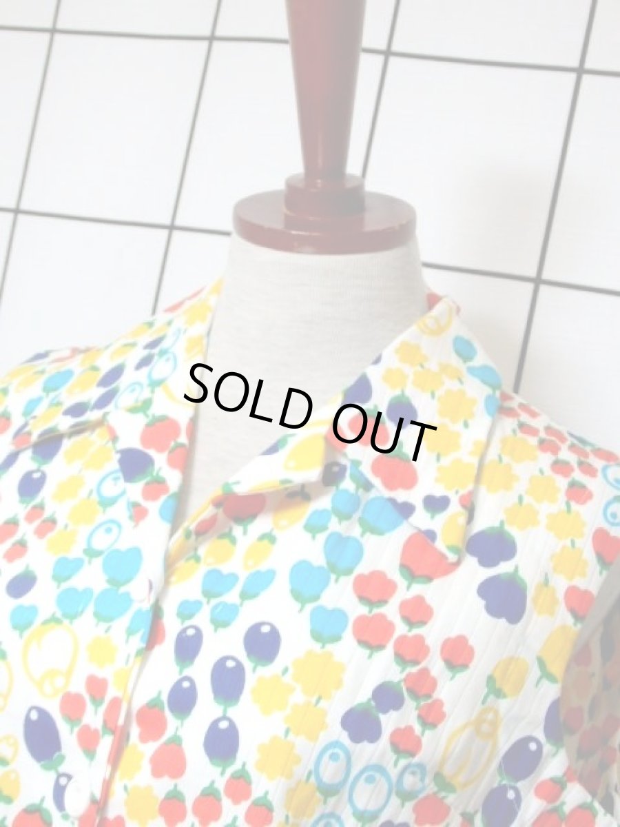 画像7: 70's 木の実柄 ポップ ホワイト レッド イエロー ブルー ノースリーブ 昭和レトロ 国産古着 レトロワンピース【5980】 (7)