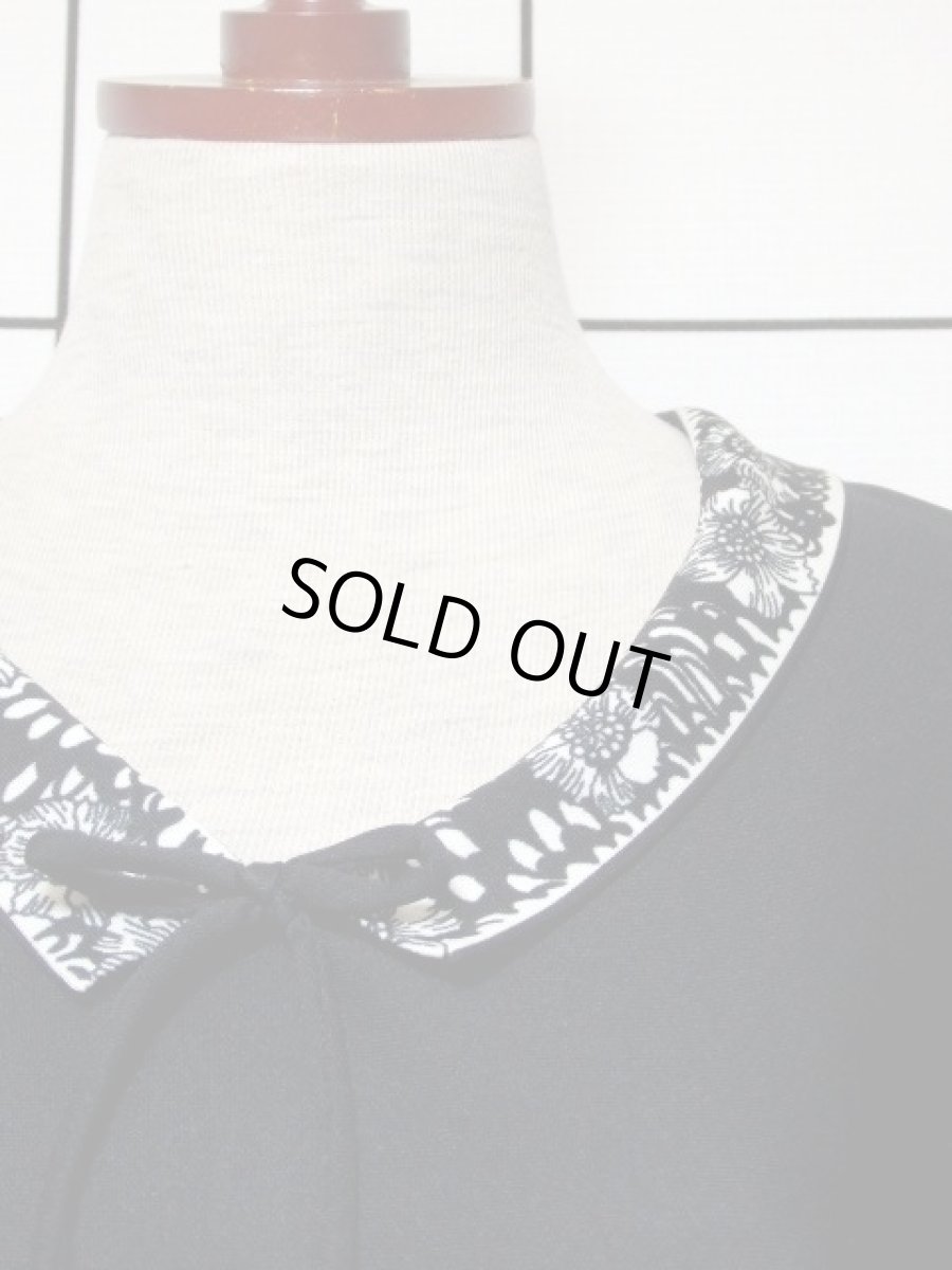 画像8: 70年代 レトロモダン 花柄 ブラック ホワイト 個性的 首元リボン レトロ 半袖 ヨーロッパ古着 ヴィンテージドレス【5901】 (8)