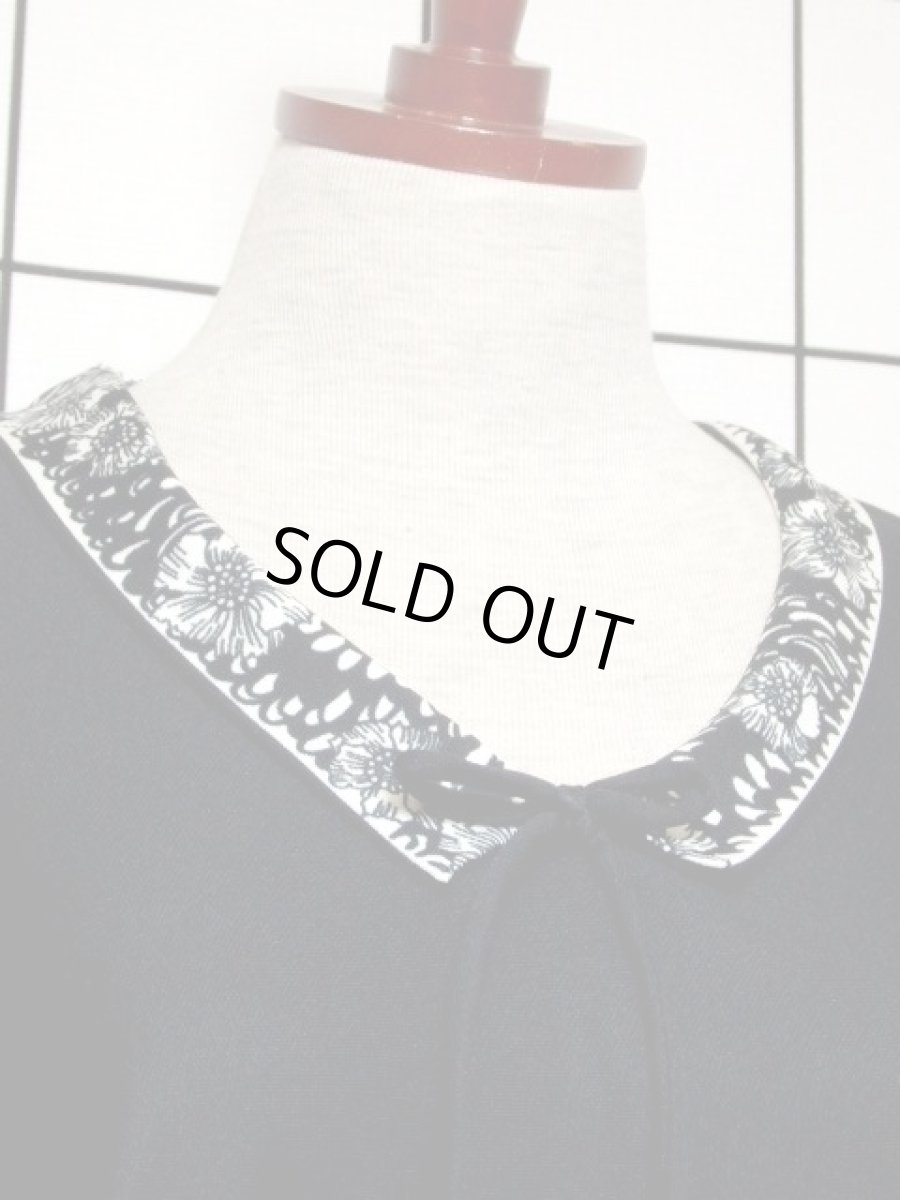 画像3: 70年代 レトロモダン 花柄 ブラック ホワイト 個性的 首元リボン レトロ 半袖 ヨーロッパ古着 ヴィンテージドレス【5901】 (3)