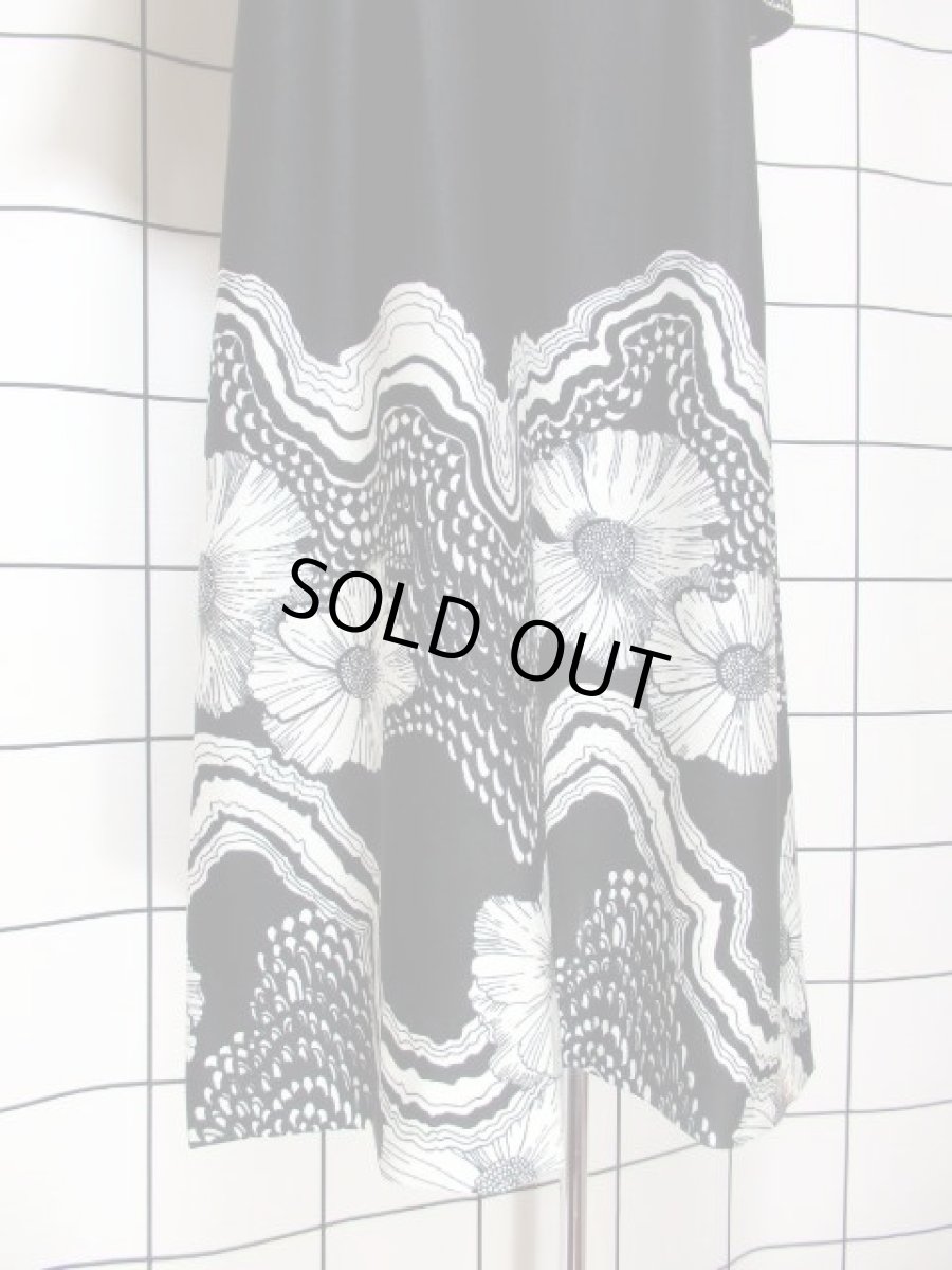 画像11: 70年代 レトロモダン 花柄 ブラック ホワイト 個性的 首元リボン レトロ 半袖 ヨーロッパ古着 ヴィンテージドレス【5901】 (11)