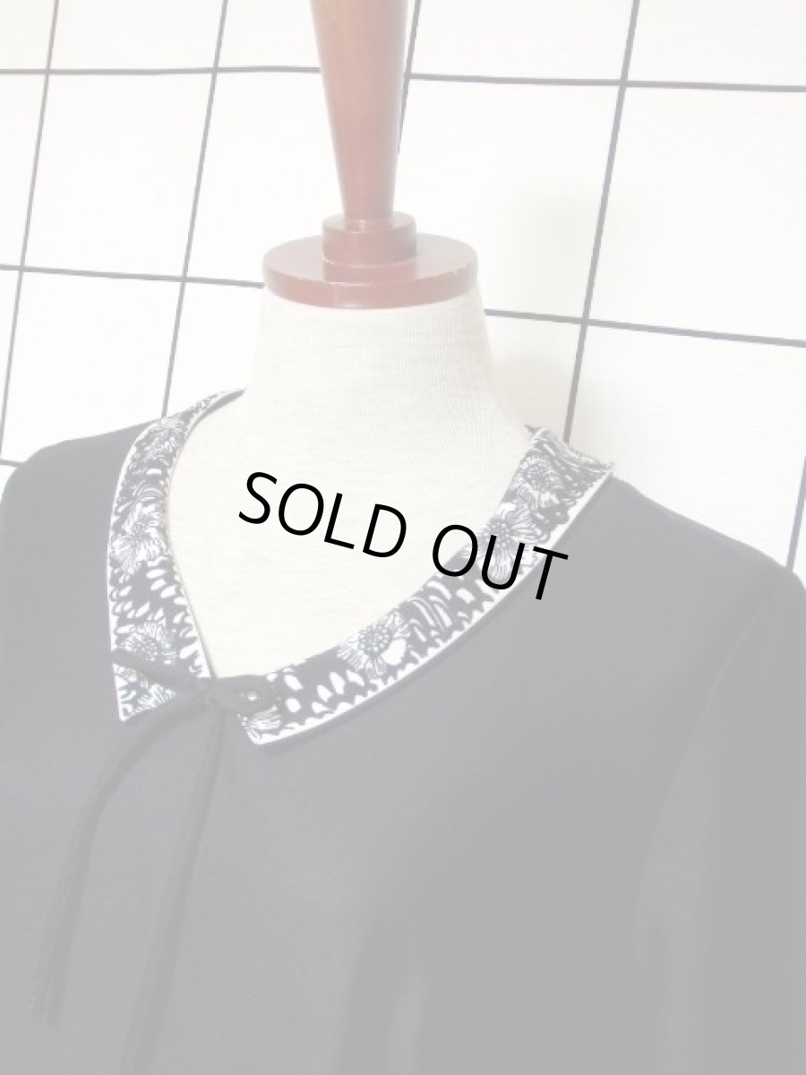 画像7: 70年代 レトロモダン 花柄 ブラック ホワイト 個性的 首元リボン レトロ 半袖 ヨーロッパ古着 ヴィンテージドレス【5901】 (7)