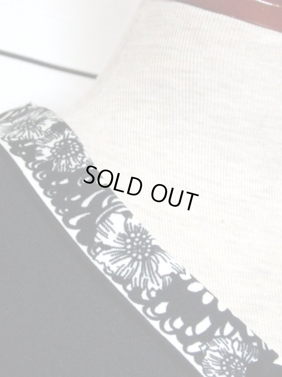 画像9: 70年代 レトロモダン 花柄 ブラック ホワイト 個性的 首元リボン レトロ 半袖 ヨーロッパ古着 ヴィンテージドレス【5901】 (9)