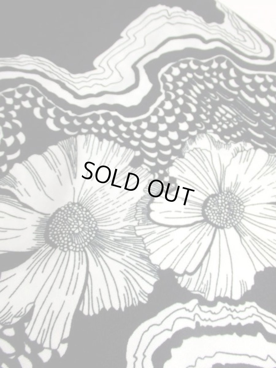 画像14: 70年代 レトロモダン 花柄 ブラック ホワイト 個性的 首元リボン レトロ 半袖 ヨーロッパ古着 ヴィンテージドレス【5901】 (14)