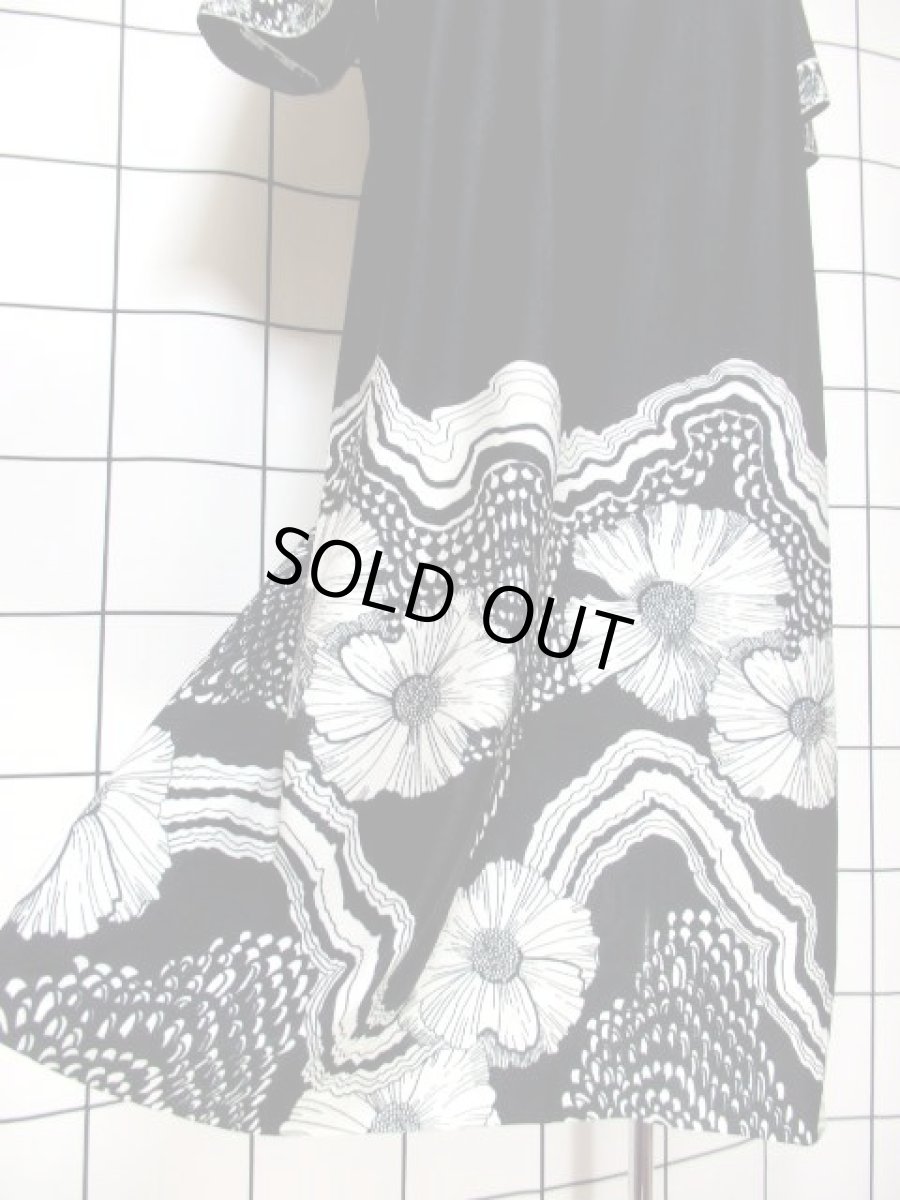 画像12: 70年代 レトロモダン 花柄 ブラック ホワイト 個性的 首元リボン レトロ 半袖 ヨーロッパ古着 ヴィンテージドレス【5901】 (12)