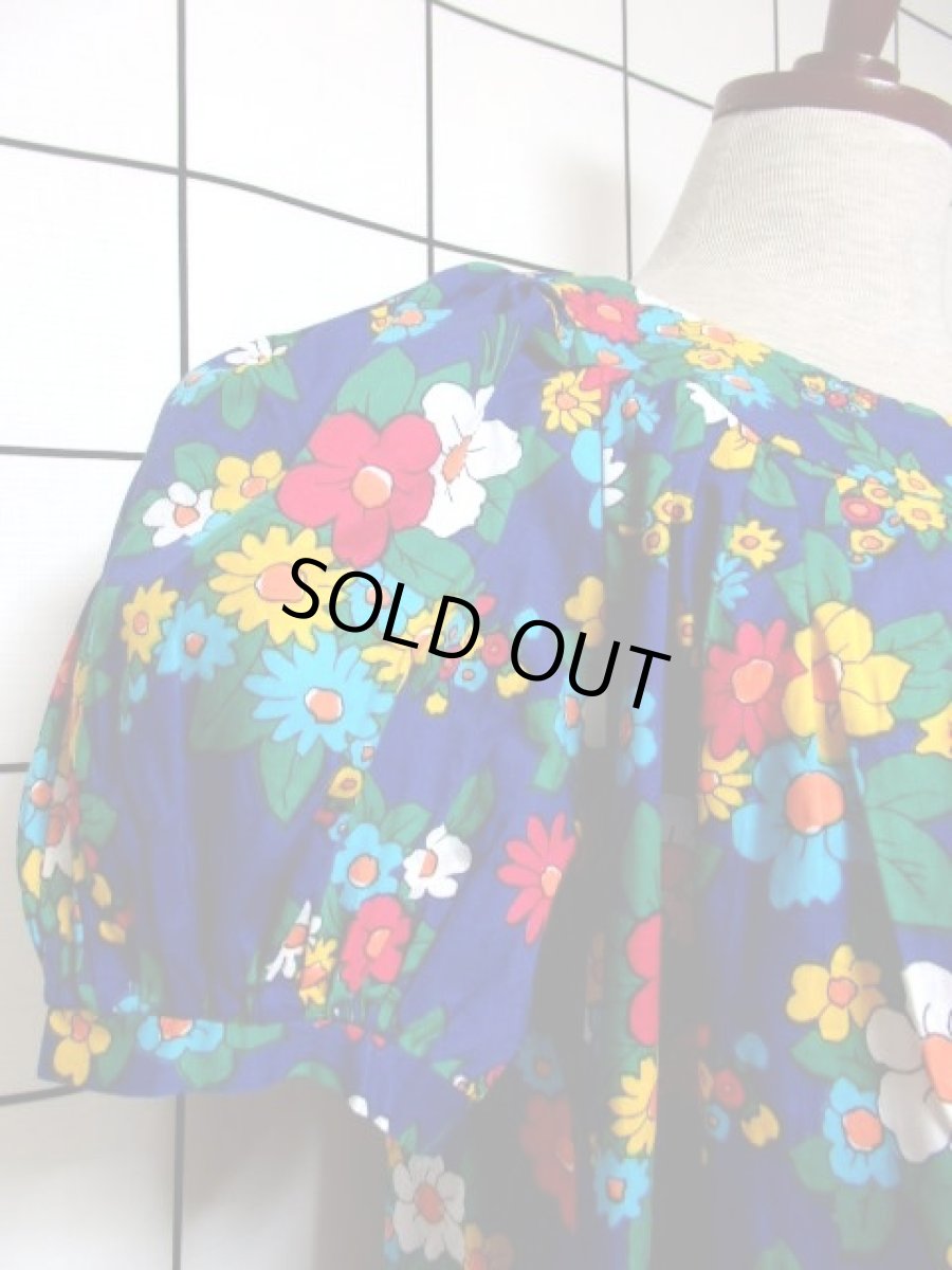 画像4: レトロポップ 花柄 ブルー パフスリーブ カラフル ゆったり 70's レトロ レディース 半袖 昭和レトロ 国産古着 ヴィンテージワンピース【6969】 (4)