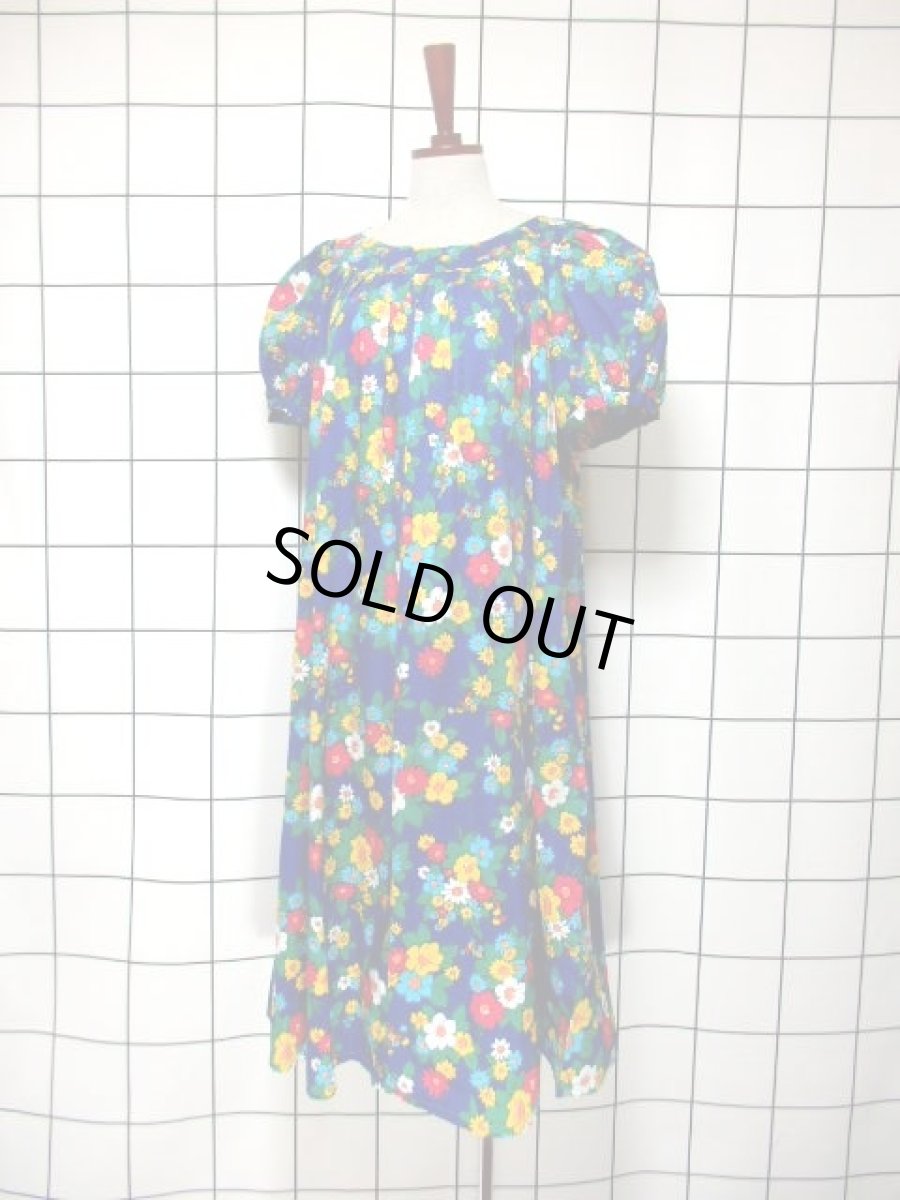 画像2: レトロポップ 花柄 ブルー パフスリーブ カラフル ゆったり 70's レトロ レディース 半袖 昭和レトロ 国産古着 ヴィンテージワンピース【6969】 (2)