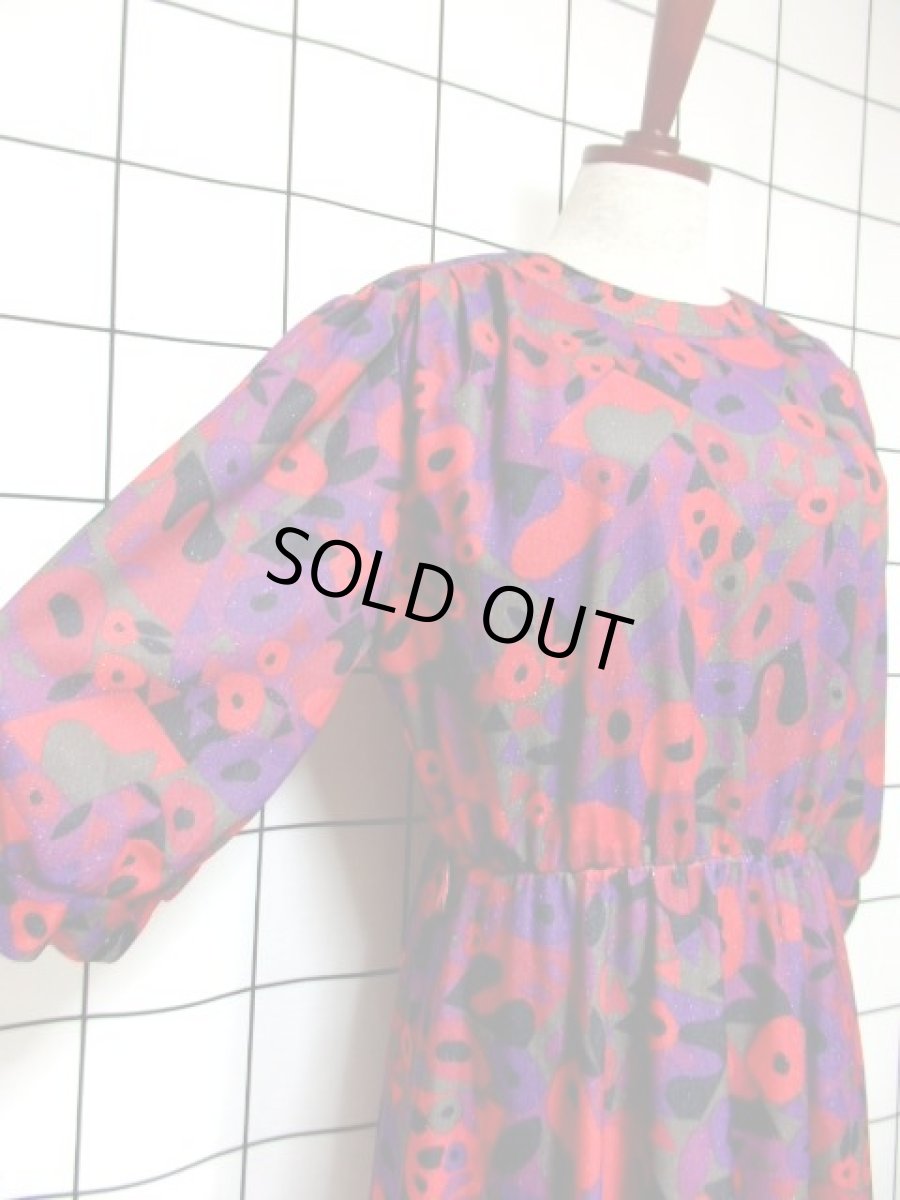 画像4: サイケ アート柄 パープル レッド ブラック ウエストゴム ラメ レトロ 長袖 ヨーロッパ古着 ヴィンテージワンピース【7012】 (4)