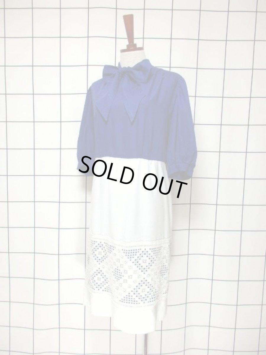 画像2: レース切り替えし ホワイト ブルー 首元リボン ヨーロッパ古着 ヴィンテージワンピース【7063】 (2)