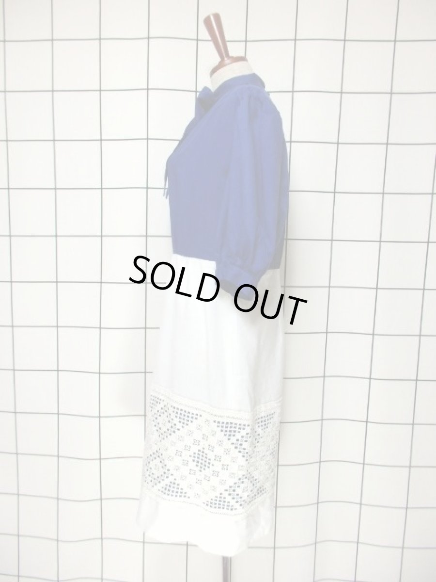 画像7: レース切り替えし ホワイト ブルー 首元リボン ヨーロッパ古着 ヴィンテージワンピース【7063】 (7)