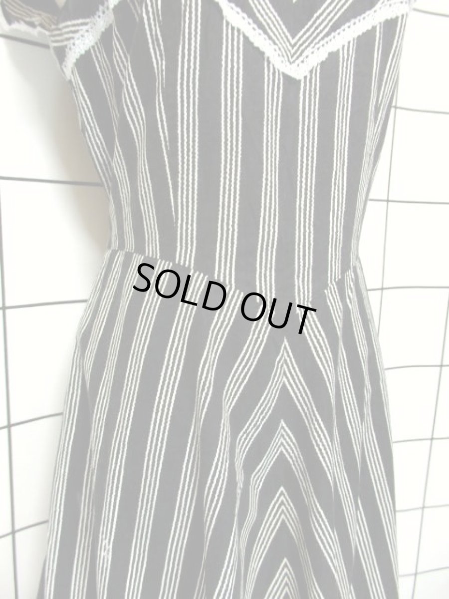 画像11: モノクロ レース フリル Aライン ストライプ バックウエストリボン ガーリー レトロ ノースリーブ ヨーロッパ古着 ヴィンテージワンピース (11)