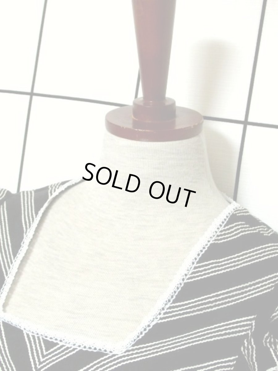 画像8: モノクロ レース フリル Aライン ストライプ バックウエストリボン ガーリー レトロ ノースリーブ ヨーロッパ古着 ヴィンテージワンピース (8)