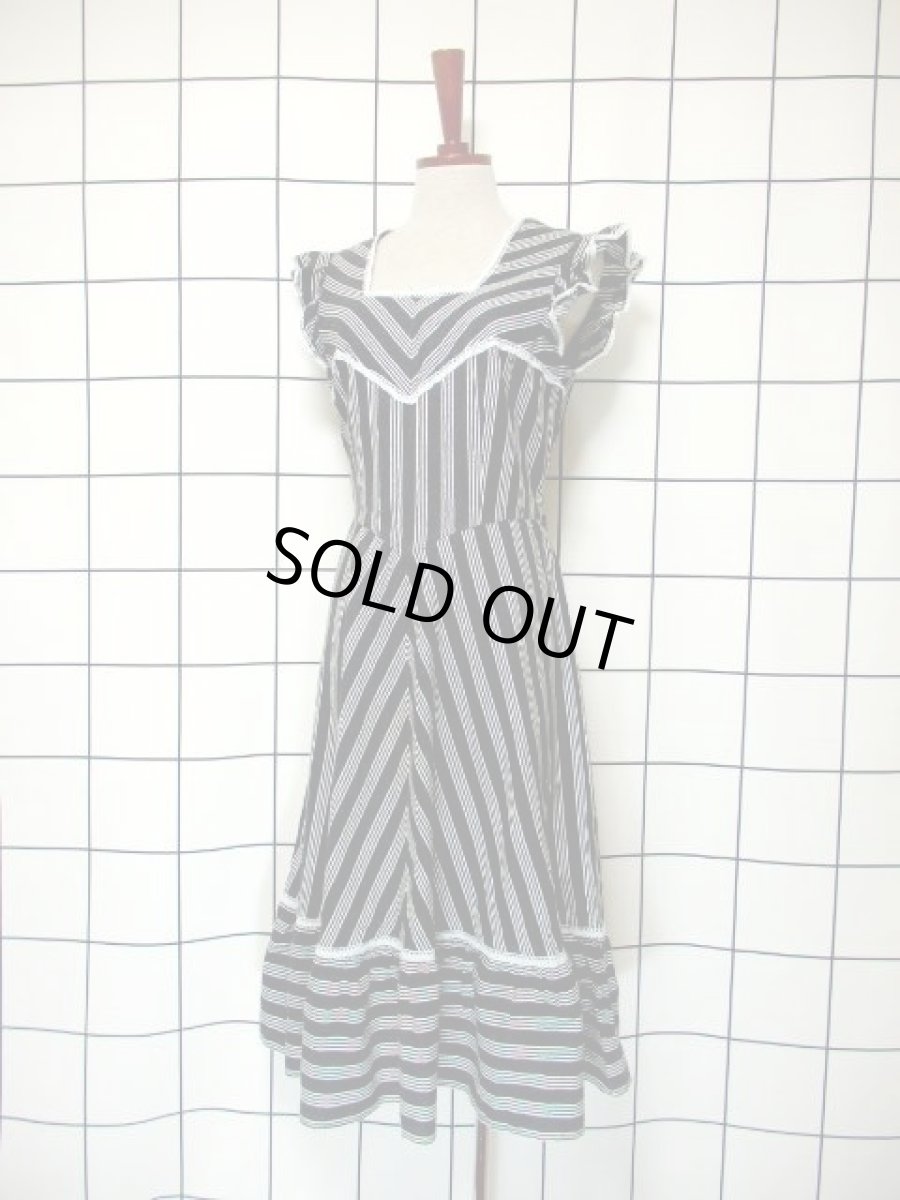 画像2: モノクロ レース フリル Aライン ストライプ バックウエストリボン ガーリー レトロ ノースリーブ ヨーロッパ古着 ヴィンテージワンピース (2)