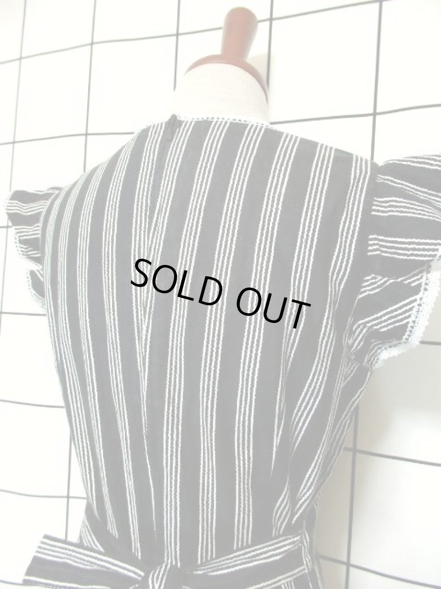 画像7: モノクロ レース フリル Aライン ストライプ バックウエストリボン ガーリー レトロ ノースリーブ ヨーロッパ古着 ヴィンテージワンピース (7)