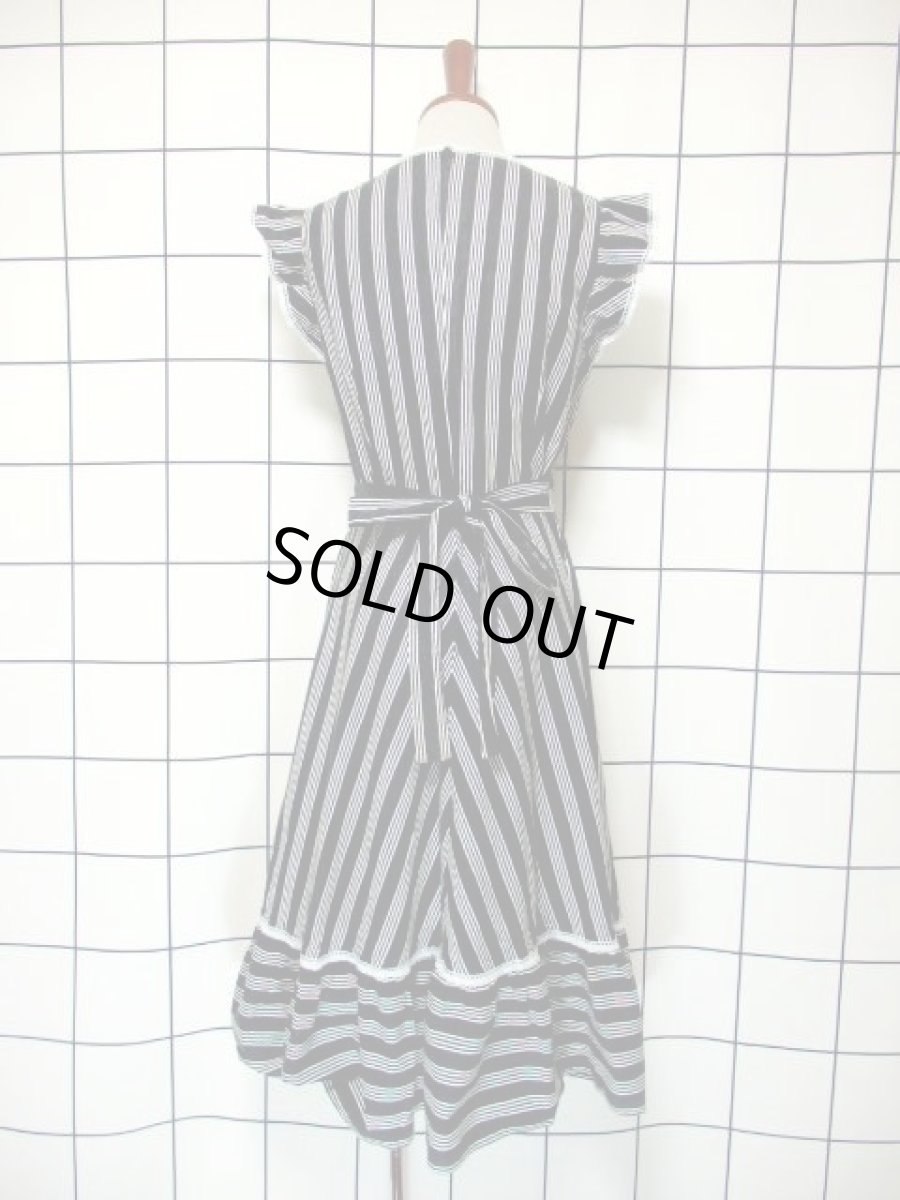 画像4: モノクロ レース フリル Aライン ストライプ バックウエストリボン ガーリー レトロ ノースリーブ ヨーロッパ古着 ヴィンテージワンピース (4)