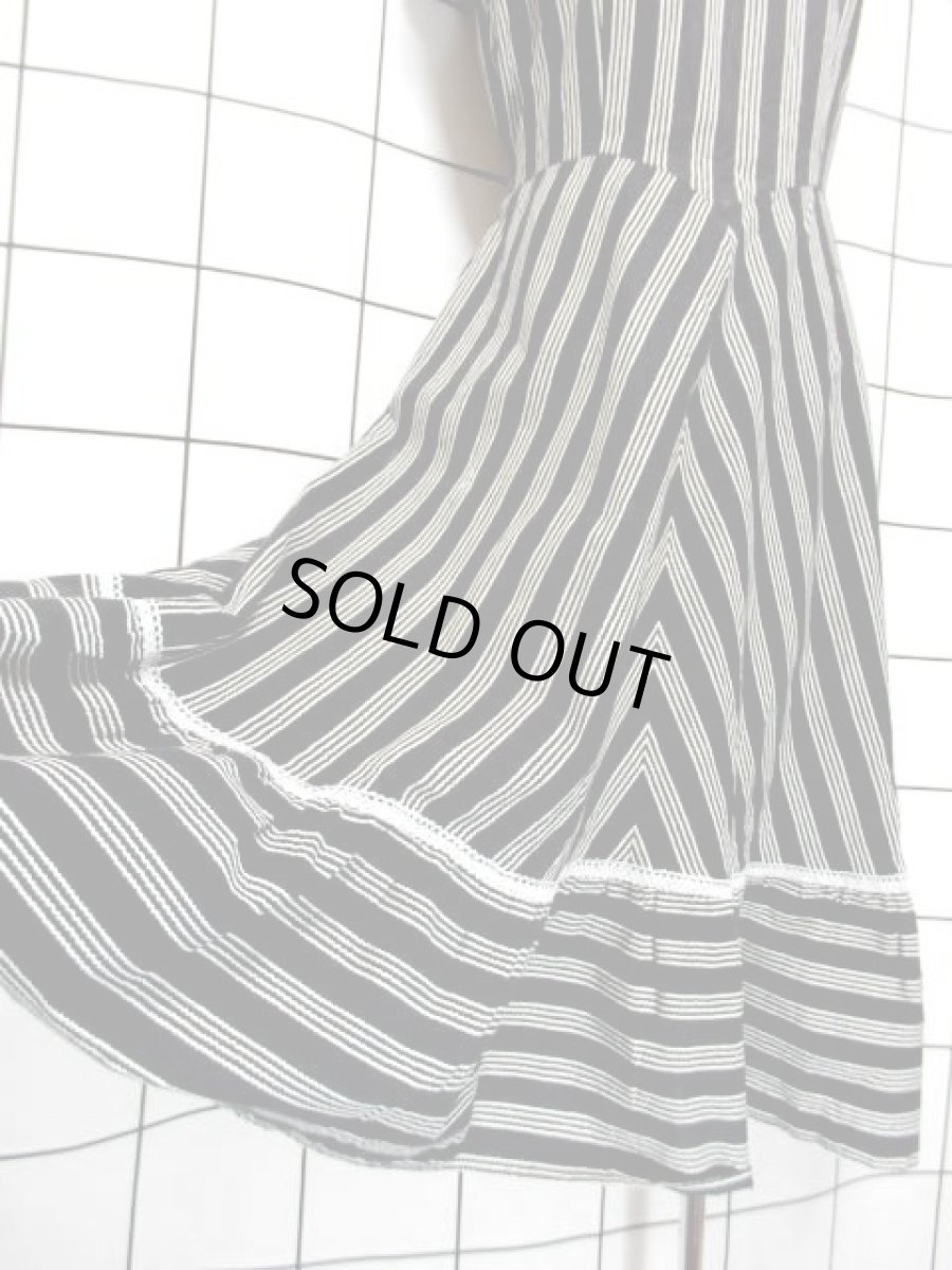 画像13: モノクロ レース フリル Aライン ストライプ バックウエストリボン ガーリー レトロ ノースリーブ ヨーロッパ古着 ヴィンテージワンピース (13)