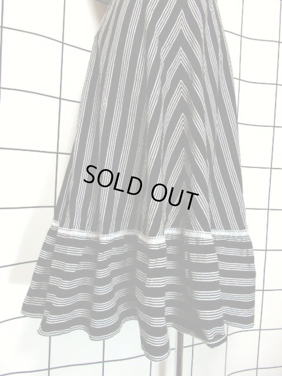 画像12: モノクロ レース フリル Aライン ストライプ バックウエストリボン ガーリー レトロ ノースリーブ ヨーロッパ古着 ヴィンテージワンピース (12)