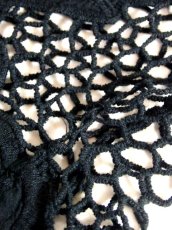 画像15: 透かし編み ブラック 透け感が可愛い レイヤードコーデにおすすめ レトロ ヨーロッパ古着 シャツ ブラウス ヴィンテージトップス【7358】 (15)