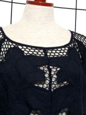 画像3: 透かし編み ブラック 透け感が可愛い レイヤードコーデにおすすめ レトロ ヨーロッパ古着 シャツ ブラウス ヴィンテージトップス【7358】 (3)