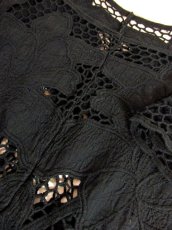 画像11: 透かし編み ブラック 透け感が可愛い レイヤードコーデにおすすめ レトロ ヨーロッパ古着 シャツ ブラウス ヴィンテージトップス【7358】 (11)